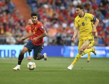 Marco Asensio y Albin Ekdal.