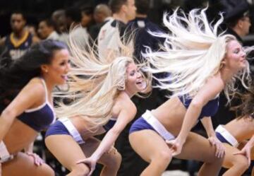 Las cheerleaders de los Dallas Mavericks animaron el triunfo de su equipo ante los Pacers.