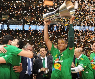 Un jugador que dejó huella en el Panathinaikos, con el que ganó tres Euroligas (2007, 2009 y 2011) y donde formó una pareja de lujo junto a Diamantidis. Pasó gran parte de su carrera en el equipo griego: diez temporadas en dos etapas (2003-12 y 2013-14). Un pívot que dominó el baloncesto europeo a pesar de su 2,03 de estatura.