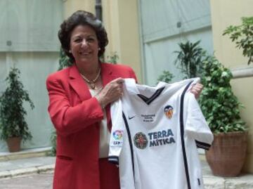 Rita Barberá posa con la camiseta que luciría el Valencia en la Final de la Champions League 2001.