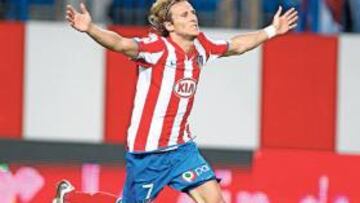 <b>IMPARABLE. </b>Forlán celebra uno de sus 32 goles en la Liga durante un partido en el Calderón.