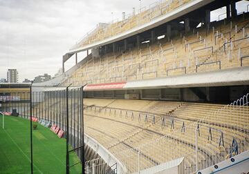 Popularmente conocido como 'La Bombonera', es un estadio de Buenos Aires (Argentina). Abierto desde el 25 mayo de 1940. Remodelado en 1996, 2008, 2012, 2017 y la última en 2020. El Boca Juniors ejerce sus partidos como local en este campo.