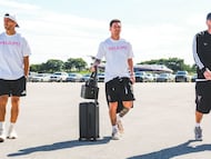 Lionel Messi (centro), Luis Suárez (izquierda) y Rodrigo De Paul (derecha) antes de salir con el resto de la plantilla de Inter Miami rumbo a Perú. (Inter Miami CF)