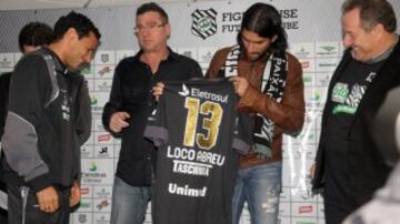 Estas son las 29 camisetas que ha vestido el 'Loco' Abreu