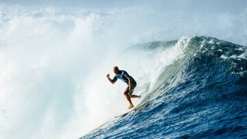 TEAHUPO'O, TAHITI, FRENCH POLYNESIA - MAY 30: Eleven-time WSL Champion Kelly Slater of the United States surfs in Heat 1 of the Round of 16 at the SHISEIDO Tahiti Pro on May 30, 2024, at Teahupo'o, Tahiti, French Polynesia. (Photo by Matt Dunbar/World Surf League)