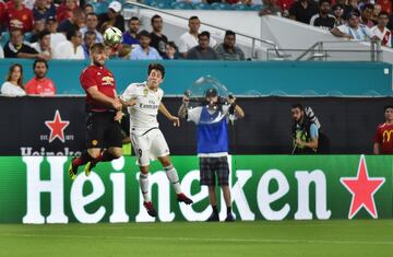 Scott McTominay con Álvaro Odriozola.