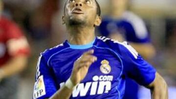 <b>RESIGNADO.</b> Robinho parece que asume que seguirá en el Real Madrid.