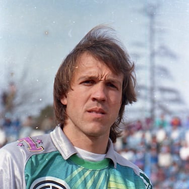 San José de la Esquina, 30 de diciembre de 1965-Buenos Aires, 14 de mayo de 2024. 58 años. Portero argentino. Integró la selección que acabó subcampeona del mundo en Italia 1990, donde acudió como tercer portero tras Nery Pumpido y Sergio Goycoechea. También ganó la Copa América 1991. En el momento de su muerte ejercía de entrenador de arqueros en el Ferro Carril Oeste.