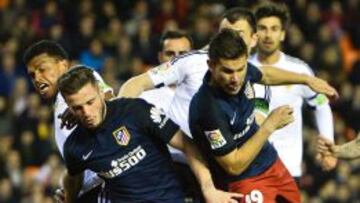 Sa&uacute;l y Lucas, en el Valencia-Atl&eacute;tico. Ayer abandonaron sus Sub-21 por sendas lesiones. 
 