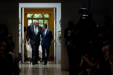 El  exjugador de baloncesto Fernando Romay (i), y el presidente del Gobierno, Pedro Sánchez (d), a su llegada al acto de entrega de la Placa de Oro de la Real Orden del Mérito Deportivo a la selección española de baloncesto 1984 y la Gran Cruz de la Real Orden del Mérito Deportivo a la baloncestista Laia Palau, en el Complejo de la Moncloa, a 31 de mayo de 2024, en Madrid (España). Palau acumula un palmarés en el que, entre otras, destacan tres medallas de oro, una de plata y cuatro de bronce en el Campeonato Europeo de Baloncesto Femenino; una plata y dos bronces en el Mundial; y una plata en los Juegos Olímpicos de Río de 2016.
31 MAYO 2024;SÁNCHEZ;ENTREGA;PLACA DE ORO;REAL ORDEN DEL MÉRITO DEPORTIVO;SELECCIÓN ESPAÑOLA;BALONCESTO;MADRID
Eduardo Parra / Europa Press
31/05/2024