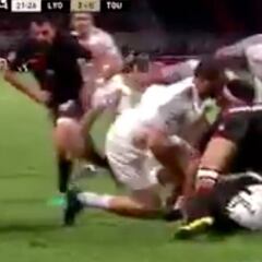 La grandeza del rugby: se da cuenta de la lesión de su rival y le protege con el cuerpo