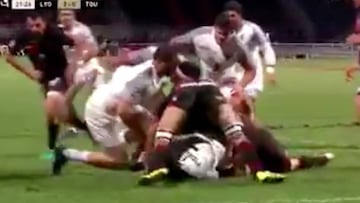 La grandeza del rugby: se da cuenta de la lesi¨®n de su rival y le protege con el cuerpo