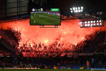Aficionados del Legia de Varsovia encienden bengalas en la grada visitante de Stamford Bridge.