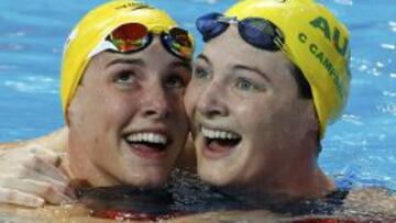 La australiana Bronte Campbell (izquierda) gan&oacute; la medalla de oro en 100 libre y lo celebra con su hermana Cate. 