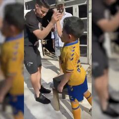 James sorprende a pequeños hinchas de Everton
