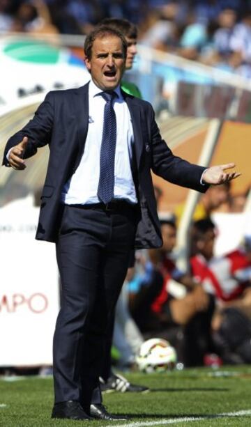 El entrenador de la Real Sociedad, Jagoba Arrasate, da instrucciones a sus jugadores.