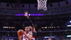 D.J. Augustin (14) trata de anotar ante Dorell Wright (1).