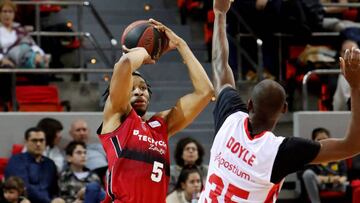 GRAF5480. ZARAGOZA, 06/01/2019.- El guardia estadounidense del UCAM Murcia, Milton Doyle (d), ante el alero estadounidense del Tecnyconta Zaragoza, Stan Okoye (i), durante el partido de baloncesto correspondiente a la jornada 15 de la Liga Endesa, que disputan hoy en Zaragoza. EFE/ Javier Belver