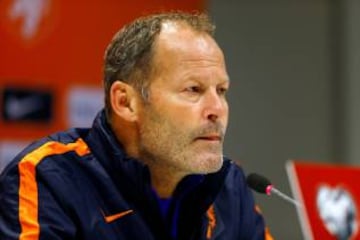 La Selección de Holanda está en crisis. Luego de no clasificar a la Eurocopa 2016, su inicio en las eliminatorias con el técnico Danny Blind al Mundial de Rusia ha sido irregular, es tercera en su grupo luego de cuatro partidos, por detrás de Suecia y Francia.
