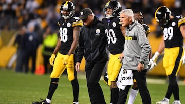 PITTSBURGH, PA - DECEMBER 02: James Conner #30 of the Pittsburgh Steelers walks off the field with trainers after an apparent injury in the fourth quarter during the game against the Los Angeles Chargers at Heinz Field on December 2, 2018 in Pittsburgh, Pennsylvania.   Joe Sargent/Getty Images/AFP
 == FOR NEWSPAPERS, INTERNET, TELCOS &amp; TELEVISION USE ONLY ==