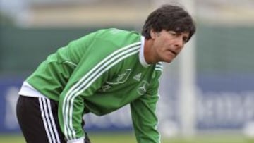 El seleccionador alem&aacute;n Joachim L&ouml;w coloca un cono durante el entrenamiento en Tourrettes, Francia.