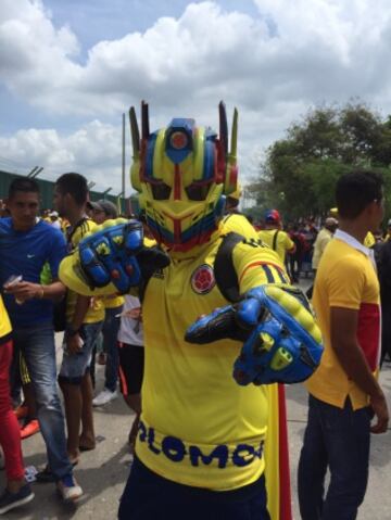 En la afueras del Metro ya se vive la fiesta de la Selección