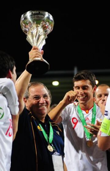 1 de agosto de 2011. España se enfrentó a la República Checa. Sede: Rumania. Ginés Meléndez, entrenador de la Selección, alza el trofeo de Campeones.