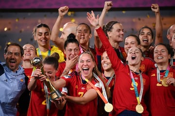 Las jugadoras españolas celebran en el podio el primer Mundial para el equipo femenino español. 