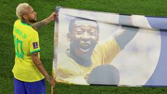 Neymar, portando una bandera de Pelé durante el Mundial.