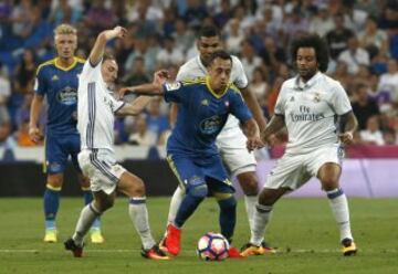 Orellana se lleva el balón ante los jugadores del Real Madrid.