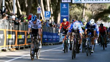 Jakobsen gana ante Philipsen y Gaviria en la meta de Follonica.