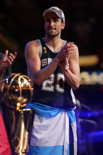 El argentino consiguió su tercer anillo (cuarto para los Spurs) tras vencer de forma contundente en la final de la NBA a los Cleveland Cavaliers. 