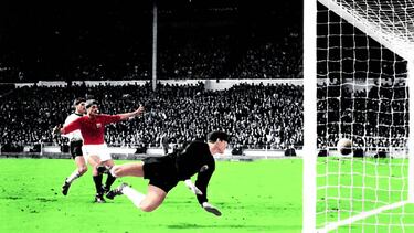 El portero alemán mira cómo cae el balón. La pelota botó sobre la línea de meta, confirmó años después un estudio de la Universidad de Oxford.