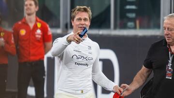 visitan las escuderías durante un descanso del rodaje de la película F1, film sobre el mundo de la Fórmula 1.