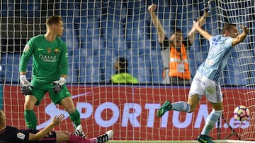 VIGO, SPAIN - OCTOBER 02: Iago Aspas of RC Celta de Vigo scores a goal against FC Barcelona during the La Liga match between Real Club Celta de Vigo and Futbol Club Barcelona at the Balaidos stadium on October 02, 2016 in Vigo, Spain. (Photo by Octavio Pa