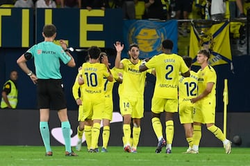 VILLARREAL (CSTELLÓN), 30/09/2024.- Los jugadores del Villarreal celebran el tercer gol del equipo durante el partido de la jornada 8 de LaLiga en Primera División que Villarreal CF y UD Las Palmas disputan este lunes en el estadio de La Cerámica. EFE/Andreu Esteban
