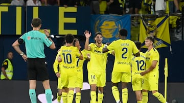Los jugadores del Villarreal celebran el tercer gol del equipo durante el partido de la jornada 8 de LaLiga en Primera División que Villarreal CF y UD Las Palmas disputan este lunes en el estadio de La Cerámica. EFE/Andreu Esteban