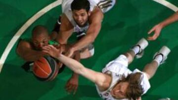 <b>A POR ÉL. </b>Báez, Reyes, Singler y Obasohan saltan con la intención de capturar un rebote.