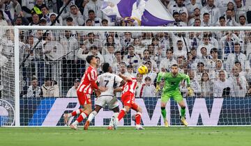 El jugador brasileño del Real Madrid remata el balón con la parte superior del brazo derecho entre forcejeos con la defensa del Almería. 