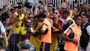 LOCURA. La afición colombiana esperó ayer a que salieran sus jugadores del entrenamiento en Fortaleza.