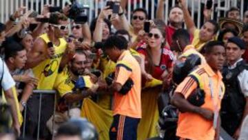 LOCURA. La afici&oacute;n colombiana esper&oacute; ayer a que salieran sus jugadores del entrenamiento en Fortaleza.  
 