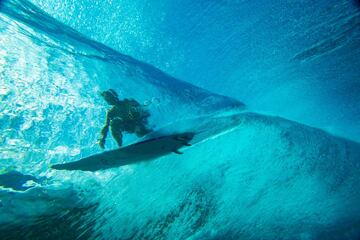 El surfista tahitiano Taumata Puhetini.