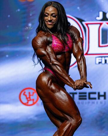 Andrea Shaw, nacida en Detroit en 1983 ha sido campeona de Ms. Olympia cuatro años consecutivos (2020, 2021, 2022, 2023). Andrea superó a Ángela Yeo, segunda, y Alcione Barreto, tercera.