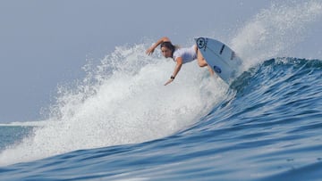 La surfista Luc&iacute;a Marti&ntilde;o surfeando una ola. 