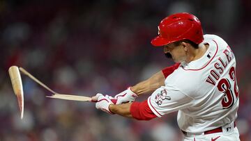 CINCINNATI, OHIO - APRIL 04: Jason Vosler #32 of the Cincinnati Reds breaks his bat grounding out in the sixth inning against the Chicago Cubs at Great American Ball Park on April 04, 2023 in Cincinnati, Ohio. (Photo by Dylan Buell/Getty Images)

PUBLICADA 07/04/23 NA MA32 5COL