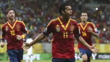 El jugador de la selecci&oacute;n espa&ntilde;ola Pedro (c) celebra tras marcar el primer gol ante Uruguay, durante el partido de la Copa Confederaciones FIFA 2013 que est&aacute;n disputando hoy en el estadio Arena Pernambuco, en Recife.