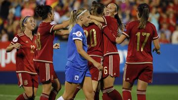 GRA557. LEGAN&Eacute;S (MADRID), 20/09/2016.- Las jugadoras de Espa&ntilde;a celebran el gol marcado ante Finlandia, en partido del preeuropeo femenino que se disputa esta tarde en el estadio de Butarque. EFE/ JuanJo Martin