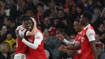 Arsenal's English striker Eddie Nketiah (2nd L) celebrates scoring his team first goal during the UEFA Europa League Group A football match between Arsenal and Bodoe/Glimt at The Arsenal Stadium in London, on October 6, 2022. (Photo by Daniel LEAL / AFP)