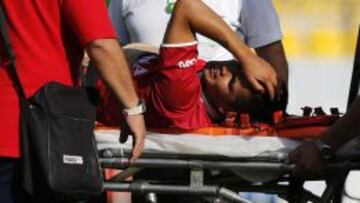 Campusano es retirado en camilla tras sufrir la doble fractura en el Sausalito.