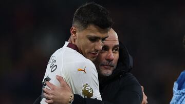 Rodrigo y Guardiola durante un partido de Premier League contra el Bournemouth.